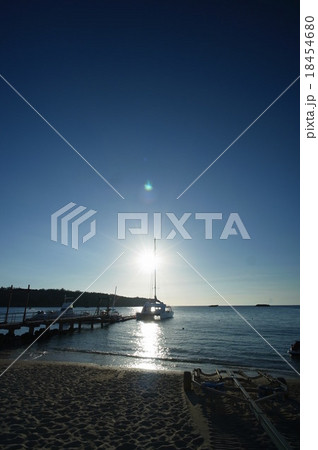 夕陽 ヨット  18454680