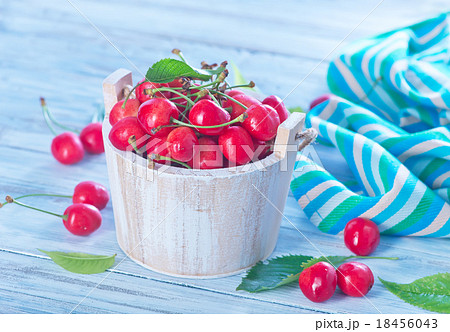 fresh cherry 18456043