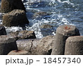 波が打ち付ける 18457340