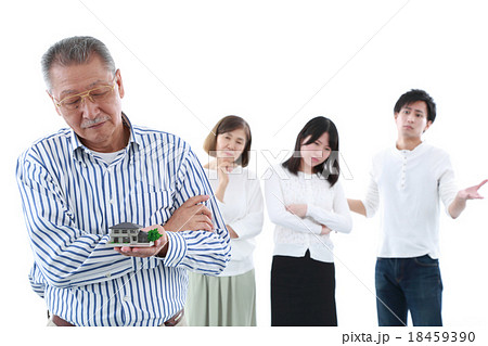 住宅を持って困るシニア男性 18459390