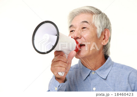 応援する高齢者 18460423