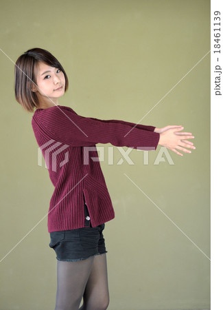セーターを着たショートヘアの女性 セーターを着たショートヘアの女性 18461139