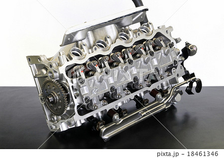 自動車エンジンのシリンダーヘッド 18461346