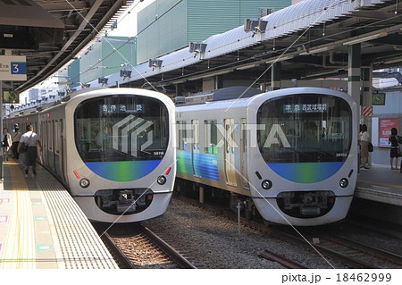 練馬駅に停車中の西武池袋線30000系電車(スマイルトレイン) 練馬駅に停車中の西武池袋線30000系電車(スマイルトレイン) 18462999