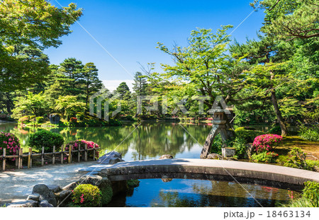 金沢　兼六園　徽軫灯籠と霞ヶ池 18463134