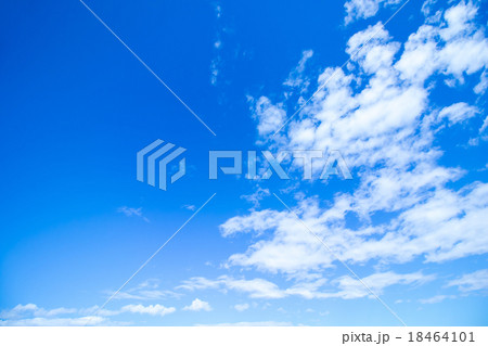 雲　積雲　高積雲か層積雲　青い空　白い雲　秋の空　冬の空　背景用素材　クラウド　青空　合成用背景 18464101