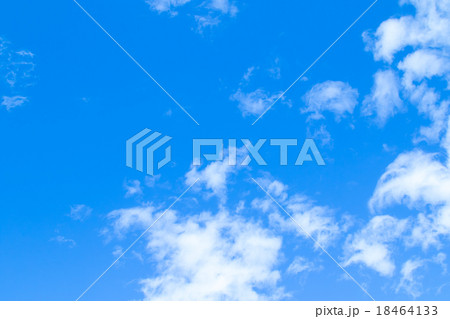 雲　積雲　高積雲か層積雲　青い空　白い雲　秋の空　冬の空　背景用素材　クラウド　青空　合成用背景 18464133