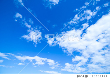 雲 積雲 高積雲か層積雲 青い空 白い雲 秋の空 冬の空 背景用素材 クラウド 青空 合成用背景の写真素材