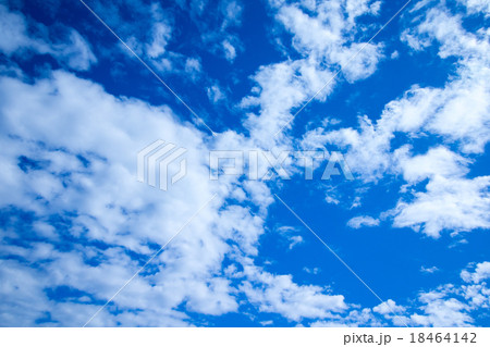 雲 積雲 高積雲か層積雲 青い空 白い雲 秋の空 冬の空 背景用素材 クラウド 青空 合成用背景の写真素材