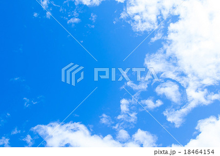 雲　積雲　高積雲か層積雲　青い空　白い雲　秋の空　冬の空　背景用素材　クラウド　青空　合成用背景 18464154