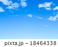 雲　積雲　高積雲か層積雲　青い空　白い雲　秋の空　冬の空　背景用素材　クラウド　青空　合成用背景 18464338