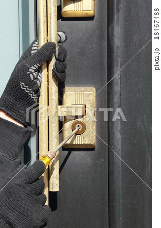 男性1人 (住居侵入 泥棒 犯罪 違法 犯人 悪人 盗難 目出し帽 変装 容疑者 事件 犯罪者) 18467488