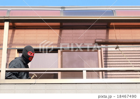 男性1人 (住居侵入 泥棒 犯罪 違法 犯人 悪人 盗難 目出し帽 変装 容疑者 事件 犯罪者) 18467490