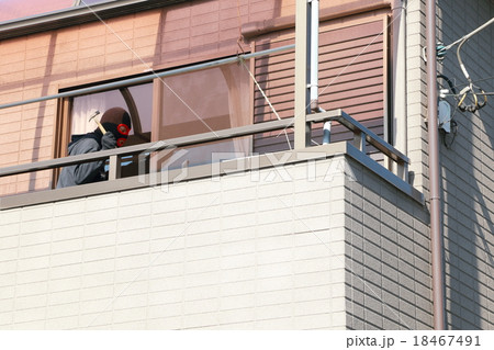 男性1人 (住居侵入 泥棒 犯罪 違法 犯人 悪人 盗難 目出し帽 変装 容疑者 事件 犯罪者) 18467491