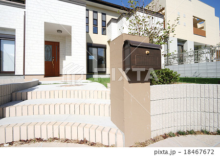 戸建て住宅 玄関までのアプローチと外構のデザイン 施工例の写真素材