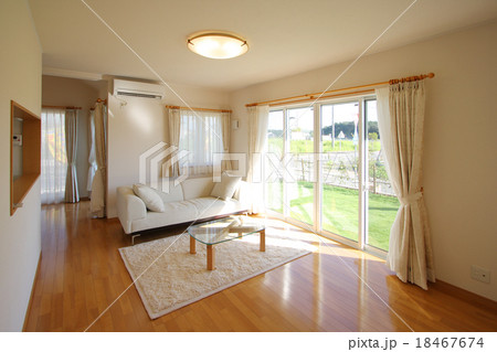 住まいのリビングダイニング イメージ　庭に面する 18467674