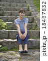 石段に座って微笑む女性 18467832