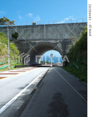 沖縄県南城市、ニライカナイ橋へ通ずるトンネル 18468292