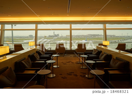 空港ラウンジ 18468321
