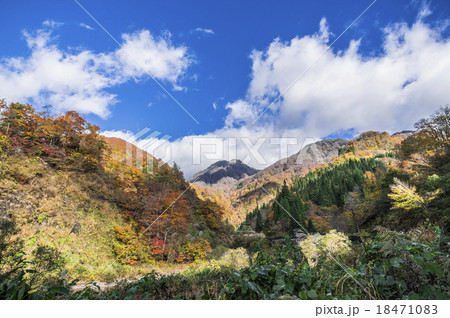 北陸の山々の紅葉と秋空 18471083