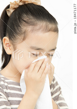 鼻をかむ女の子 顔アップ ティッシュ の写真素材