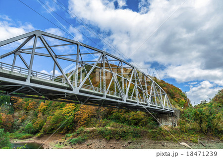 紅葉と鉄橋のコラボレーション 18471239