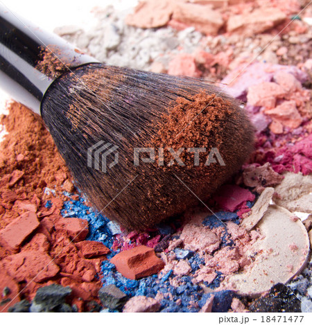 set of crushed eyeshadows 18471477