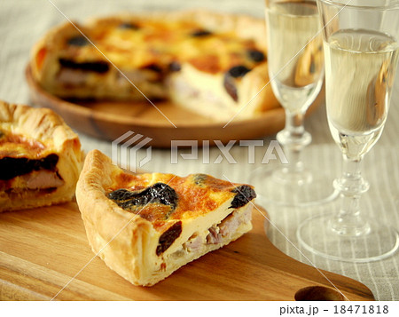 塩豚とプルーンのキッシュとワイン（横位置） 18471818