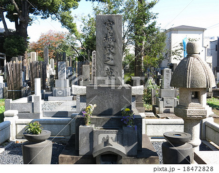 谷中霊園にある箏曲家・宮城道雄の墓 18472828