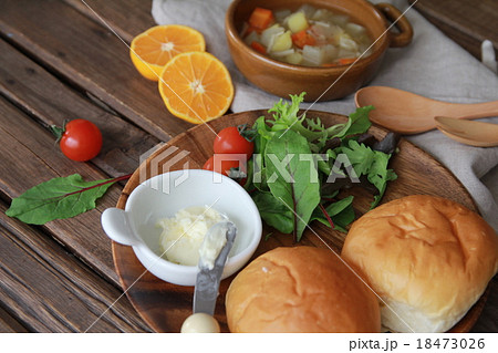 テーブルロールのワンプレートとスープの野菜たっぷりメニュー 18473026