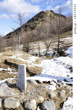 小さな分水嶺と笠取山 18473545