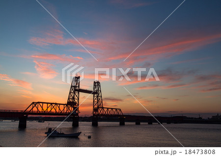 夕暮れの昇開橋 18473808
