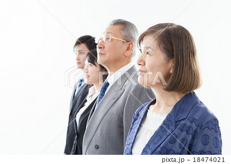 見上げるビジネスマン 18474021