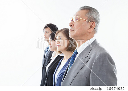 見上げるビジネスマン 18474022