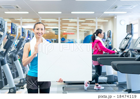 フィットネスジムでメッセージボードを持つ女性 フィットネスジムでメッセージボードを持つ女性 18474119