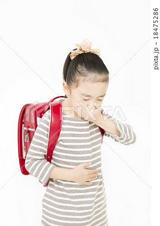腹痛　吐き気　女の子　小学生　苦しい　苦しむ　痛い　ランドセル 18475286