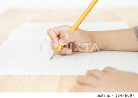 鉛筆の正しい持ち方 ボディパーツ 子供の手の写真素材