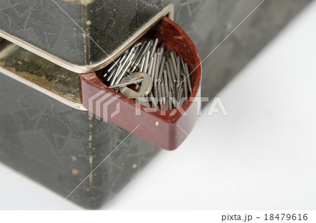 Open box with needles on the trunk of an old gramophone isolated on a white background 18479616