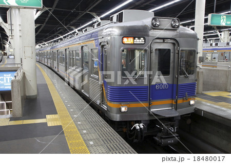 なんば駅に停車中の南海高野線6000系電車（急行：なんば⇔林間田園都市） 18480017