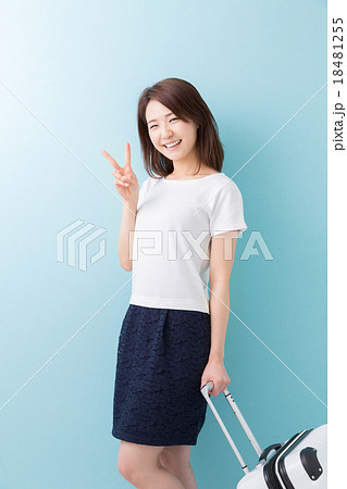 女性とスーツケース 18481255