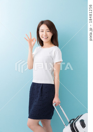 女性とスーツケース 女性とスーツケース 18481256
