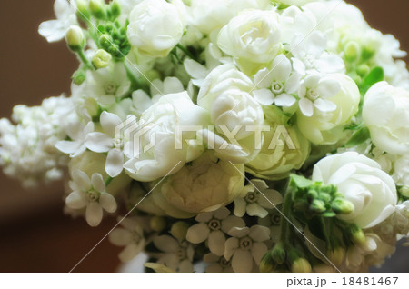 白いバラのブーケ 18481467