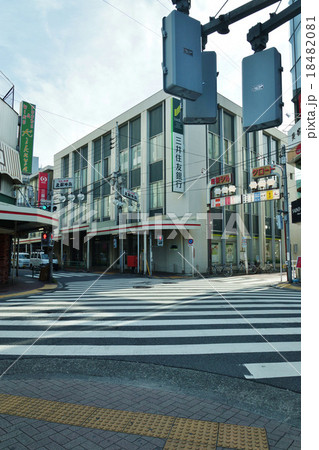 東京の駅前風景・西荻窪北口駅前スクランブル交差点と朝の街・縦位置 18482081