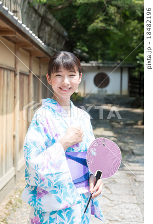 京都観光する浴衣の若い女性 18482196