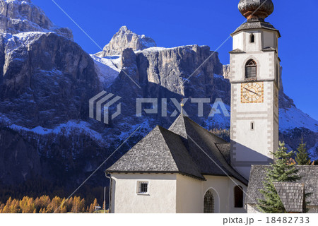コルフォスコの教会とドロミテアルプス 18482733