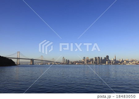 サンフランシスコ・オークランド・ベイブリッジとサンフランシスコ町並み サンフランシスコ・オークランド・ベイブリッジとサンフランシスコ町並み 18483050
