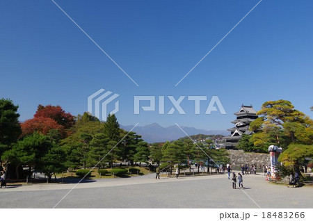 信州　国宝松本城　初秋の風景（黒門前　入場口前広場） 18483266