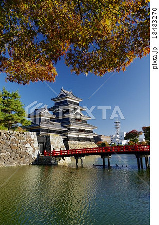 信州 国宝松本城 初秋の風景 埋橋と紅葉の木々 信州 国宝松本城 初秋の風景 埋橋と紅葉の木々 18483270