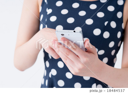 若い女性（スマホ）　 18484537