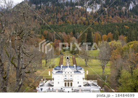 晩秋のリンダーホーフ城 18484699